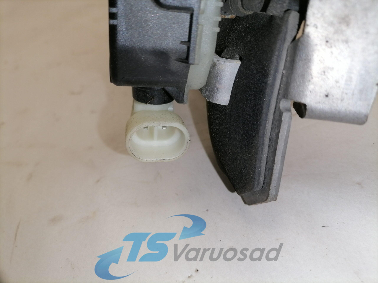 Volvo Iluvõre lukk 82208559 - Решітка радіатора в категорії Вантажівки: фото 4 Volvo Iluvõre lukk 82208559 - Решітка радіатора в категорії Вантажівки: фото 4