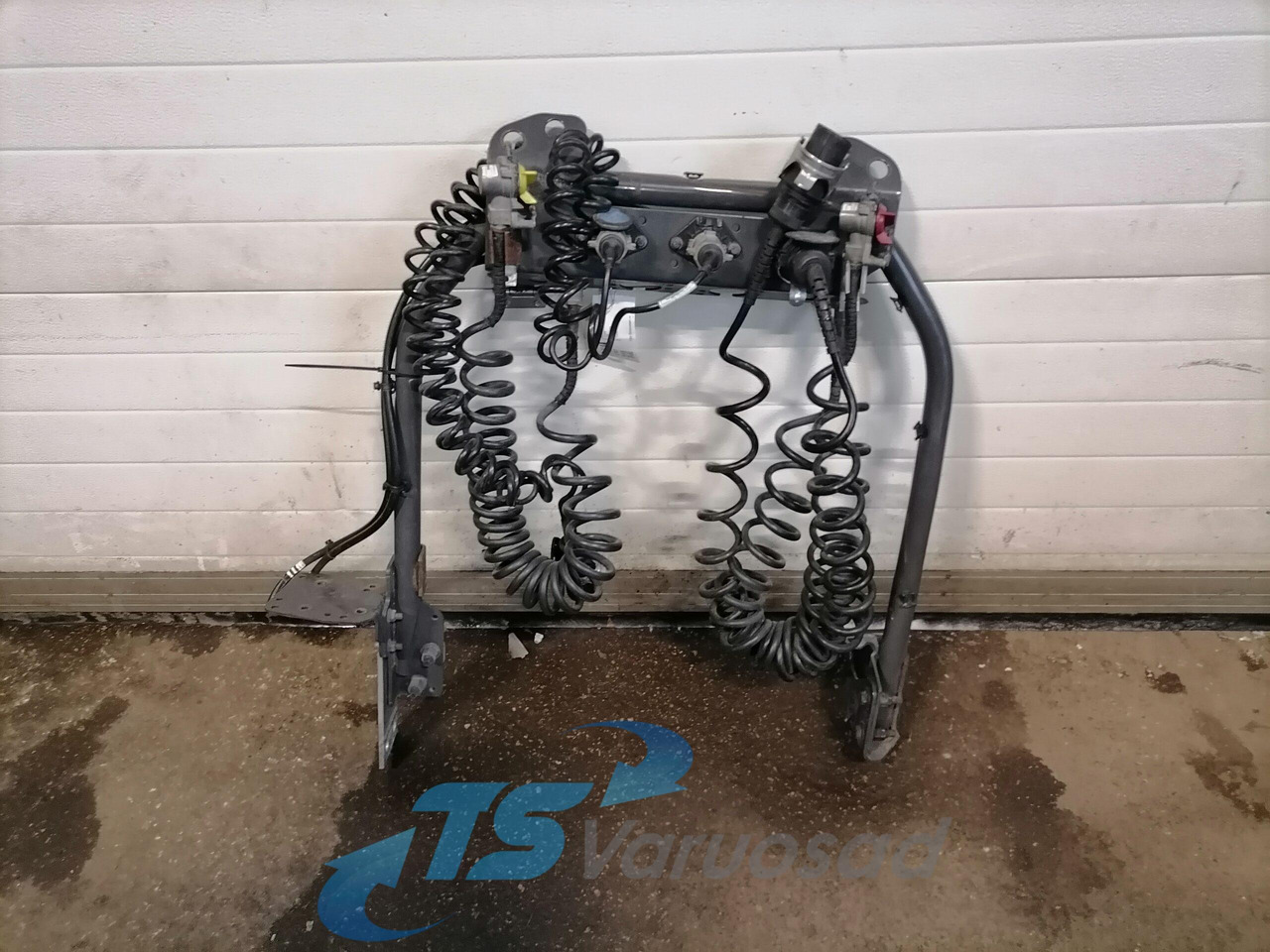 Volvo Kabiini tagune haagise pistikute kinnitusraam 21790555 - Рама/ Шасі в категорії Вантажівки: фото 4 Volvo Kabiini tagune haagise pistikute kinnitusraam 21790555 - Рама/ Шасі в категорії Вантажівки: фото 4