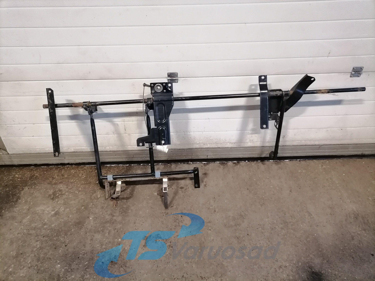 Volvo Kabiini tuulesuunaja kandur 82211420 - Універсальна частина в категорії Вантажівки: фото 2 Volvo Kabiini tuulesuunaja kandur 82211420 - Універсальна частина в категорії Вантажівки: фото 2