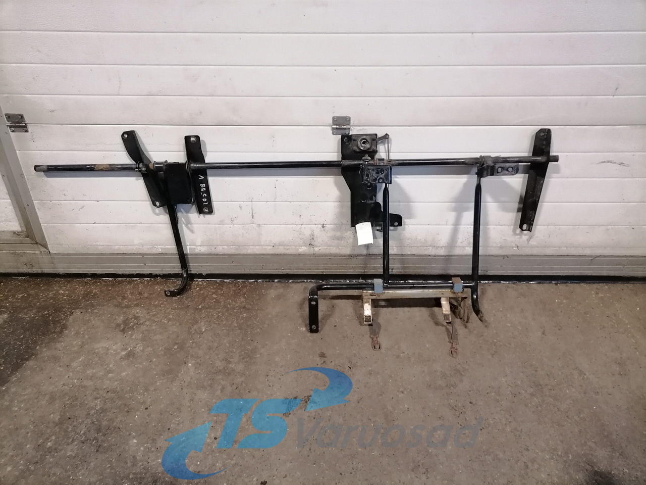 Volvo Kabiini tuulesuunaja kandur 82211420 - Універсальна частина в категорії Вантажівки: фото 1 Volvo Kabiini tuulesuunaja kandur 82211420 - Універсальна частина в категорії Вантажівки: фото 1