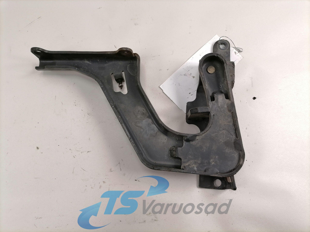 Volvo lower grille carrier hinge 84104142 - Решітка радіатора в категорії Вантажівки: фото 2 Volvo lower grille carrier hinge 84104142 - Решітка радіатора в категорії Вантажівки: фото 2