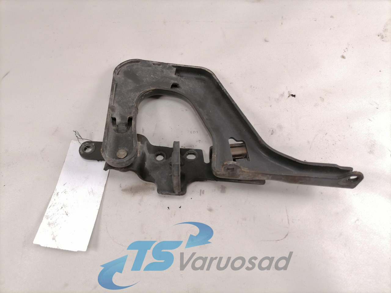 Volvo lower grille carrier hinge 84104142 - Решітка радіатора в категорії Вантажівки: фото 2 Volvo lower grille carrier hinge 84104142 - Решітка радіатора в категорії Вантажівки: фото 2