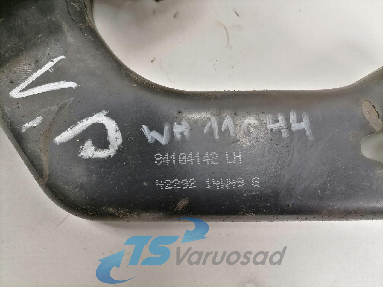 Volvo lower grille carrier hinge 84104142 - Решітка радіатора в категорії Вантажівки: фото 3 Volvo lower grille carrier hinge 84104142 - Решітка радіатора в категорії Вантажівки: фото 3