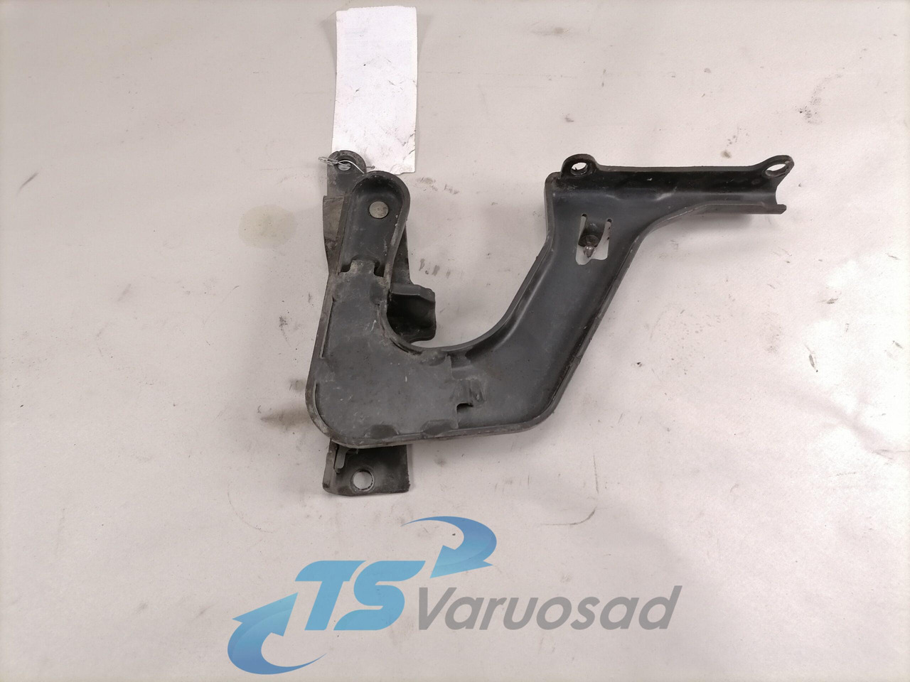 Volvo lower grille carrier hinge 84104144 - Решітка радіатора в категорії Вантажівки: фото 2 Volvo lower grille carrier hinge 84104144 - Решітка радіатора в категорії Вантажівки: фото 2