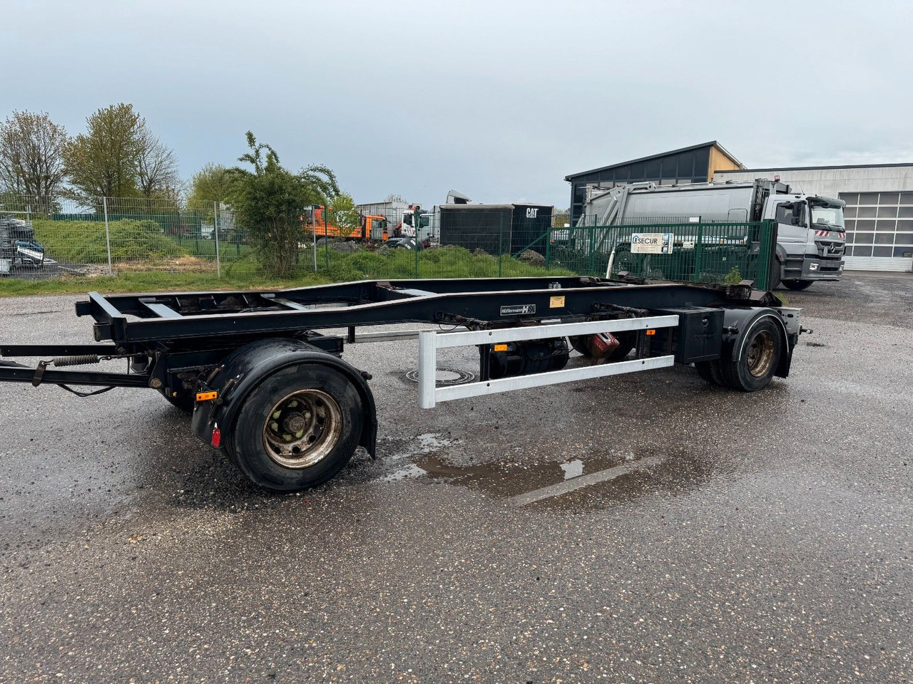 Hüffermann 2 Achs Abrollanhänger mit Schlitten - Причіп мультиліфт/ Бункеровоз: фото 1 Hüffermann 2 Achs Abrollanhänger mit Schlitten - Причіп мультиліфт/ Бункеровоз: фото 1