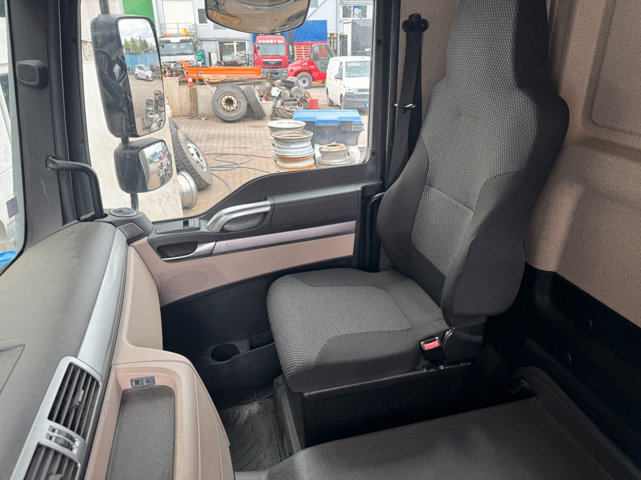 MAN 18.290 4X2 Koffer / Plane Top Zustand 8,30 Meter - Тентована вантажівка: фото 4 MAN 18.290 4X2 Koffer / Plane Top Zustand 8,30 Meter - Тентована вантажівка: фото 4