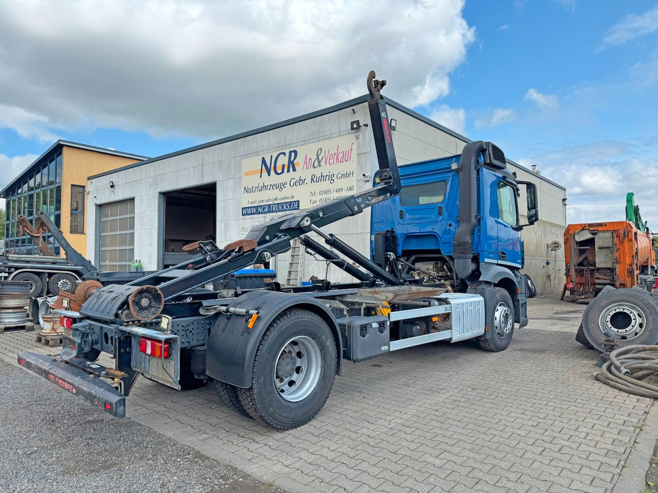 Mercedes-Benz 1833 4X2 Multilift Abroller Top Zustand - Гаковий мультиліфт вантажівка: фото 1 Mercedes-Benz 1833 4X2 Multilift Abroller Top Zustand - Гаковий мультиліфт вантажівка: фото 1