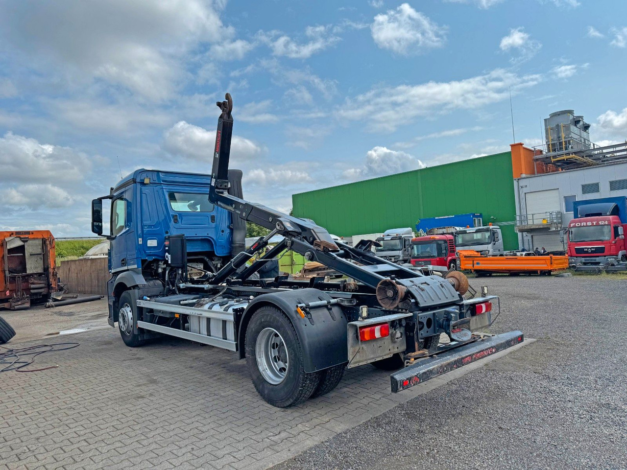 Mercedes-Benz 1833 4X2 Multilift Abroller Top Zustand - Гаковий мультиліфт вантажівка: фото 4 Mercedes-Benz 1833 4X2 Multilift Abroller Top Zustand - Гаковий мультиліфт вантажівка: фото 4