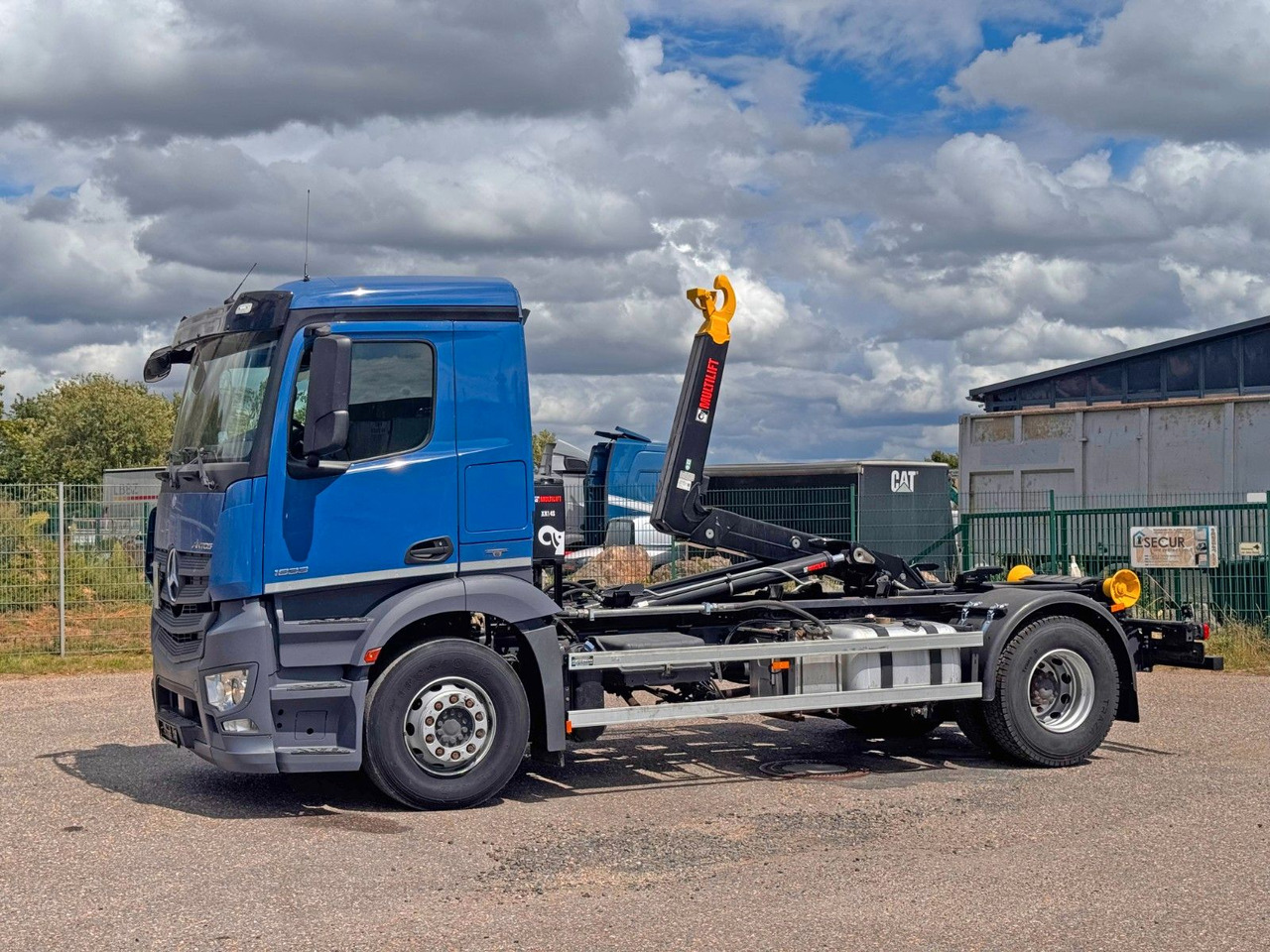 Mercedes-Benz 1833 4X2 Multilift Abroller Top Zustand - Гаковий мультиліфт вантажівка: фото 1 Mercedes-Benz 1833 4X2 Multilift Abroller Top Zustand - Гаковий мультиліфт вантажівка: фото 1