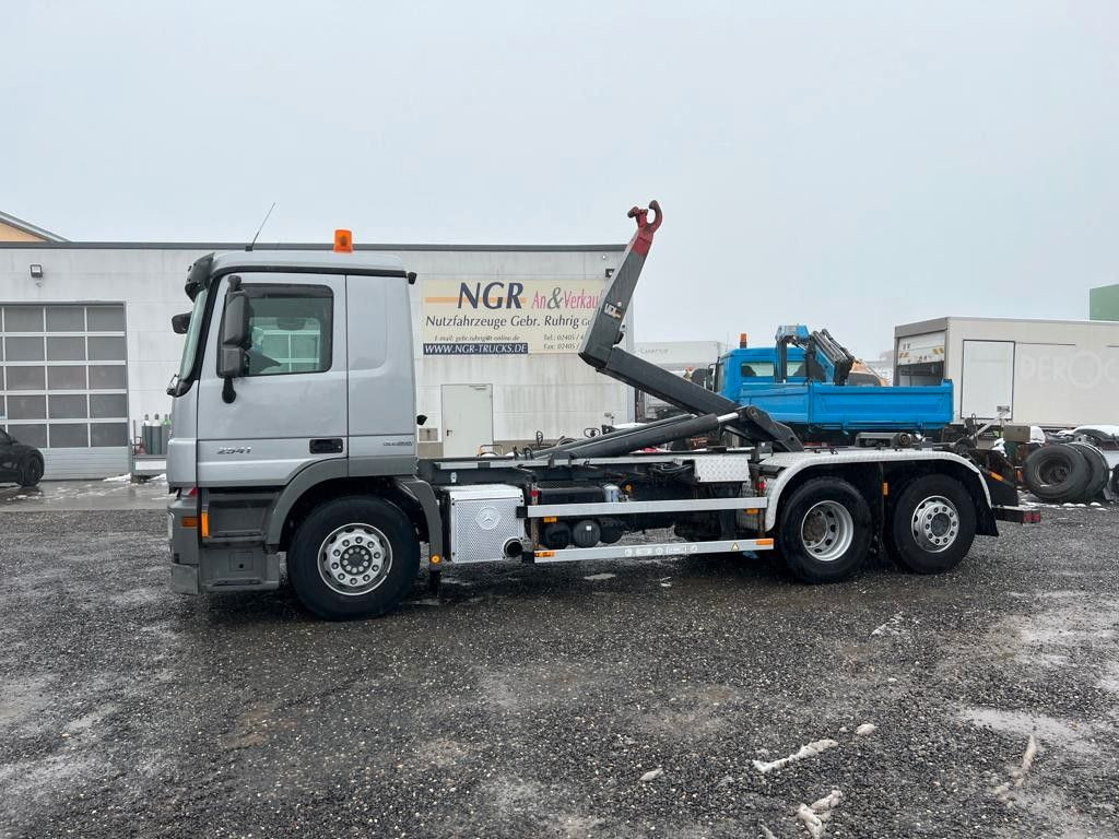 Mercedes-Benz 2541 6X2 VDL Abroller mit Hydr. Verriegelung - Гаковий мультиліфт вантажівка: фото 1 Mercedes-Benz 2541 6X2 VDL Abroller mit Hydr. Verriegelung - Гаковий мультиліфт вантажівка: фото 1