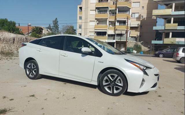 Toyota Prius Hybrid - Легковий автомобіль: фото 4 Toyota Prius Hybrid - Легковий автомобіль: фото 4