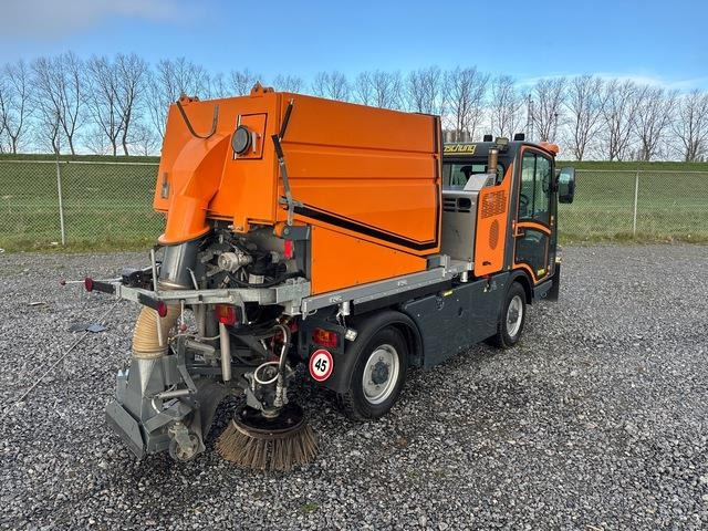 Boschung Pony P4T - Підмітально-прибиральна машина: фото 4 Boschung Pony P4T - Підмітально-прибиральна машина: фото 4