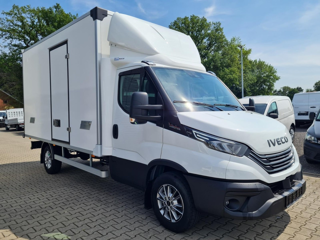 Iveco DAILY 35S18 Koffer Automatik ALU KAMERA NAVI TEMPOMAT - Фургон з закритим кузовом: фото 3 Iveco DAILY 35S18 Koffer Automatik ALU KAMERA NAVI TEMPOMAT - Фургон з закритим кузовом: фото 3