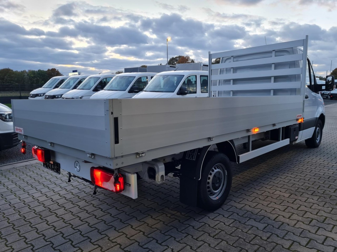 Mercedes-Benz Sprinter 317 CDI Pritsche L3 lang RWD KLIMA TEMPOMAT - Легка бортова вантажівка: фото 4 Mercedes-Benz Sprinter 317 CDI Pritsche L3 lang RWD KLIMA TEMPOMAT - Легка бортова вантажівка: фото 4