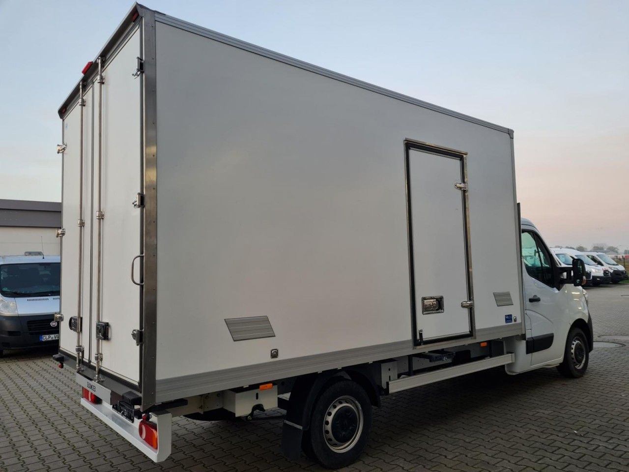 Renault Master 3.5t Möbel Koffer KLIMA LUFTFEDERUNG TEMP - Фургон з закритим кузовом: фото 4 Renault Master 3.5t Möbel Koffer KLIMA LUFTFEDERUNG TEMP - Фургон з закритим кузовом: фото 4