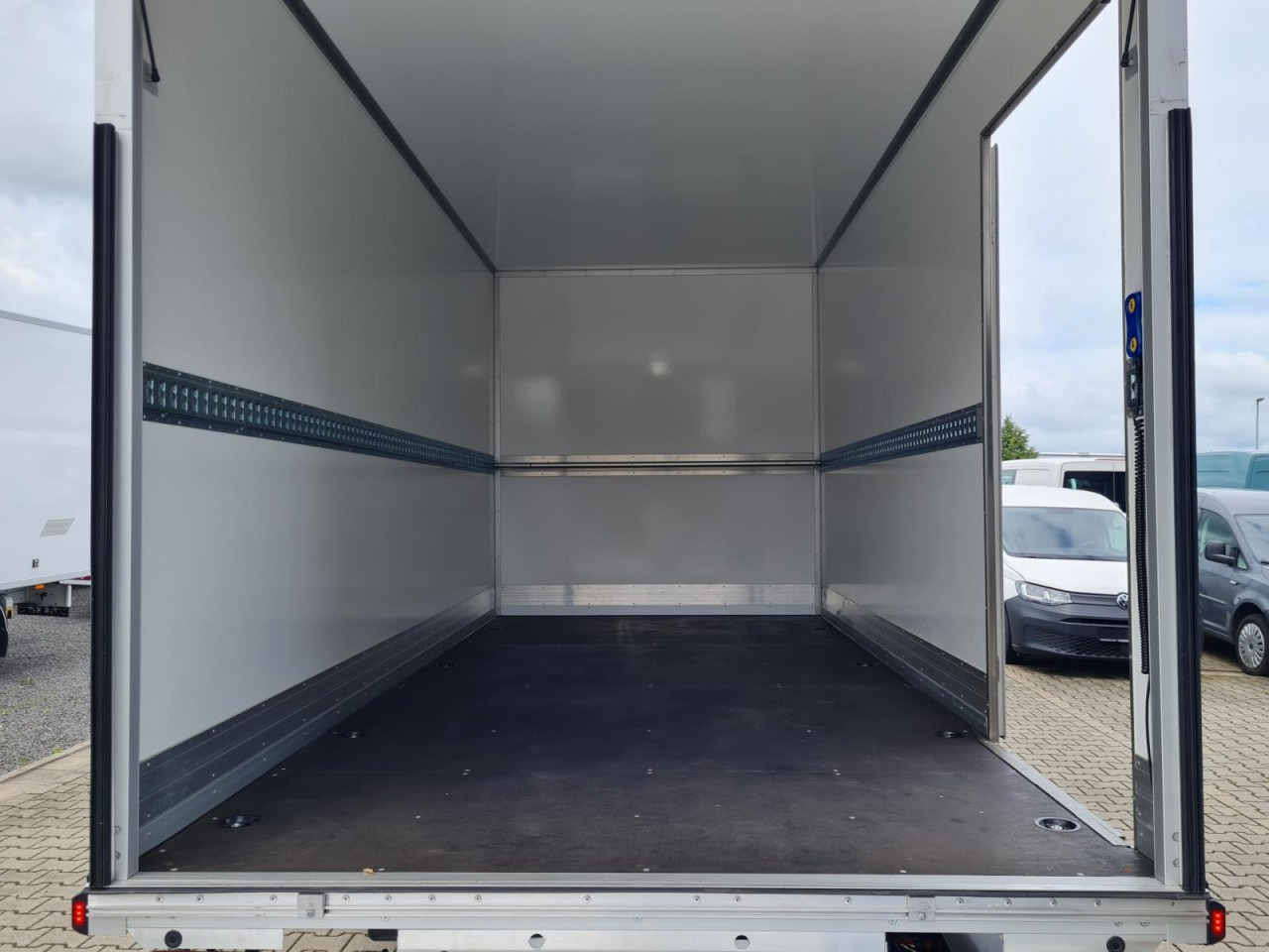 Renault Master 35 New Möbel Koffer LBW KLIMA TEMPOMAT - Фургон з закритим кузовом: фото 5 Renault Master 35 New Möbel Koffer LBW KLIMA TEMPOMAT - Фургон з закритим кузовом: фото 5