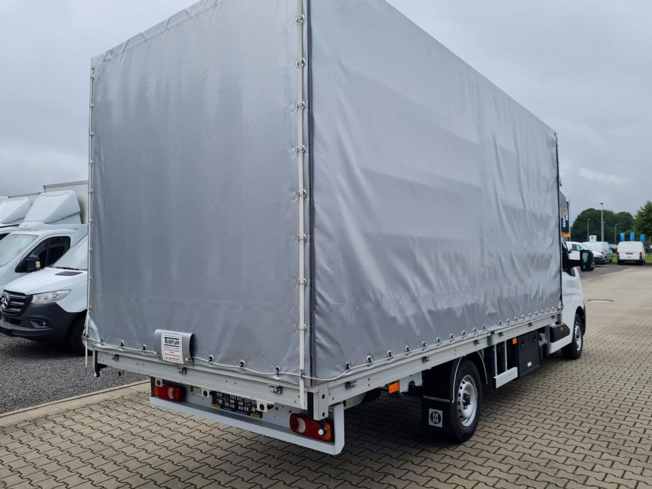 Renault Master 35 Pritsche Schiebe Plane Schlafkab Luftf - Тентований фургон: фото 4 Renault Master 35 Pritsche Schiebe Plane Schlafkab Luftf - Тентований фургон: фото 4