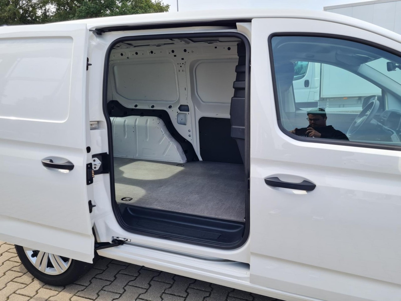 Volkswagen Caddy Cargo Kasten Maxi AHK KLIMA KAMERA PDC FLÜGEL - Легковий фургон: фото 4 Volkswagen Caddy Cargo Kasten Maxi AHK KLIMA KAMERA PDC FLÜGEL - Легковий фургон: фото 4