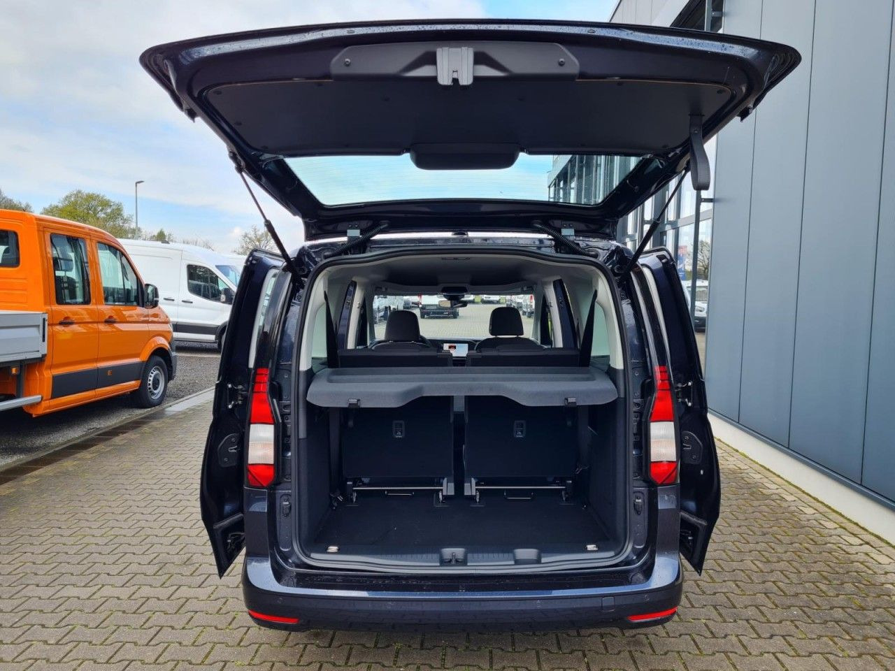 Volkswagen Caddy Maxi Kombi 7-Sitze 1.5 TSI DSG NAVI/APP TE - Легковий автомобіль: фото 5 Volkswagen Caddy Maxi Kombi 7-Sitze 1.5 TSI DSG NAVI/APP TE - Легковий автомобіль: фото 5