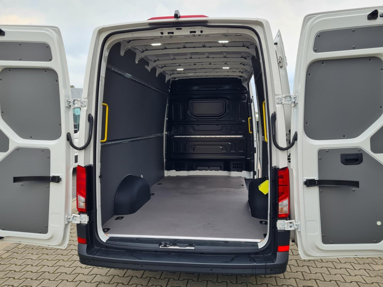 Volkswagen Crafter 35 Kasten TDI L3H3 LED TEMPOMAT AUTOMATIK - Суцільнометалевий фургон: фото 5 Volkswagen Crafter 35 Kasten TDI L3H3 LED TEMPOMAT AUTOMATIK - Суцільнометалевий фургон: фото 5