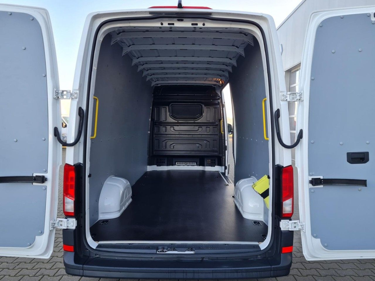 Volkswagen Crafter 35 Kasten lang L4H2 KAMERA NAVI_APP HOLZ - Суцільнометалевий фургон: фото 5 Volkswagen Crafter 35 Kasten lang L4H2 KAMERA NAVI_APP HOLZ - Суцільнометалевий фургон: фото 5