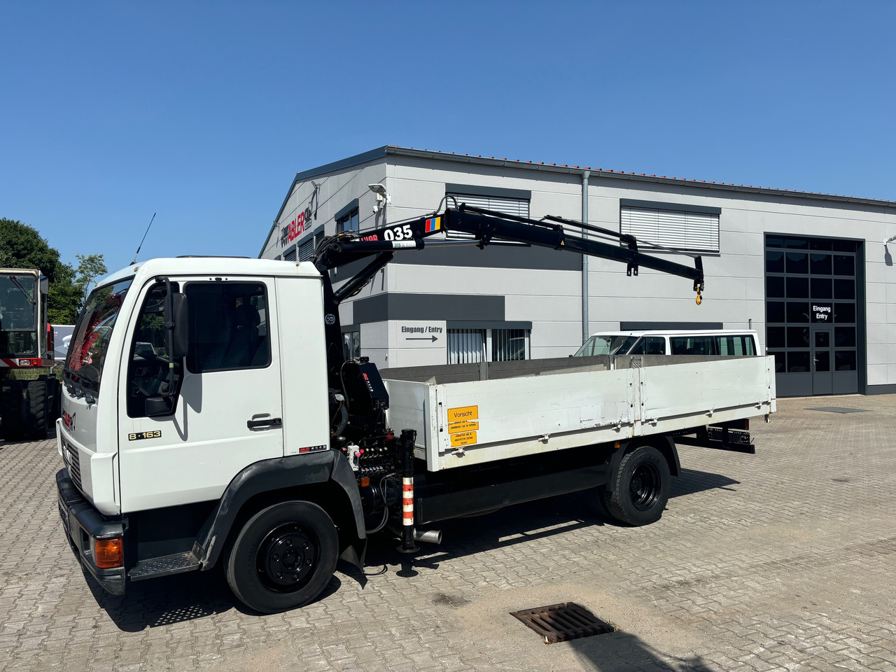 MAN 8.163 L2000 Pritsche+Kran Hiab 035 - Бортова вантажівка/ Платформа, Вантажівка з маніпулятором: фото 2 MAN 8.163 L2000 Pritsche+Kran Hiab 035 - Бортова вантажівка/ Платформа, Вантажівка з маніпулятором: фото 2