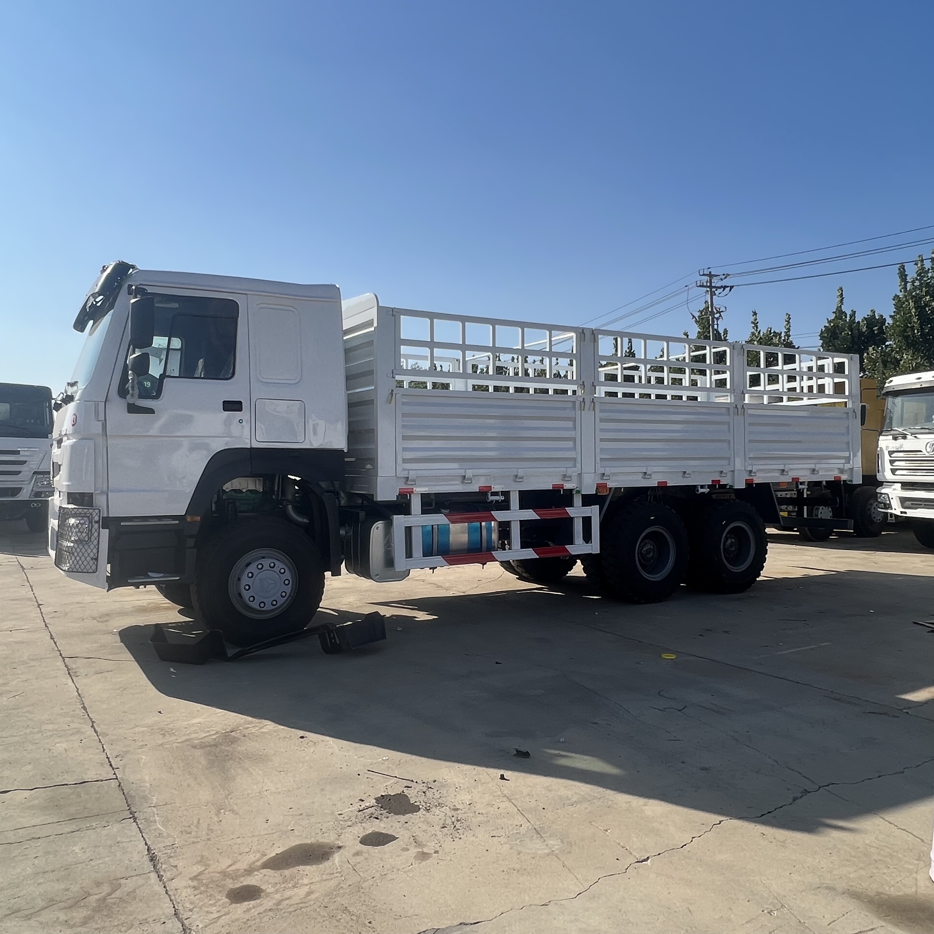 Sinotruk HOWO 371 6*4 Fence truck - Бортова вантажівка/ Платформа: фото 2 Sinotruk HOWO 371 6*4 Fence truck - Бортова вантажівка/ Платформа: фото 2