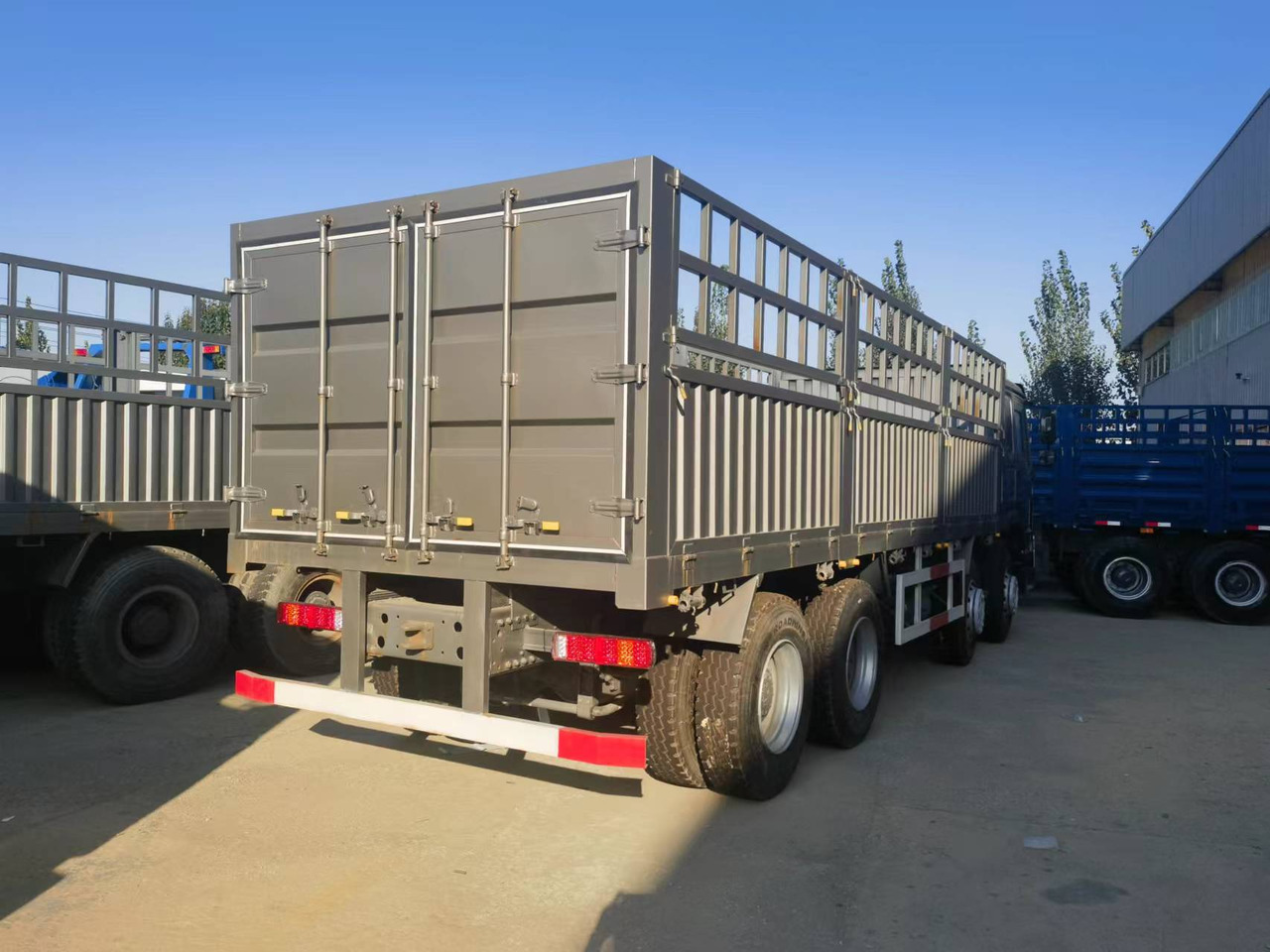 Sinotruk HOWO 371 8*4 Fence truck - Бортова вантажівка/ Платформа: фото 2 Sinotruk HOWO 371 8*4 Fence truck - Бортова вантажівка/ Платформа: фото 2