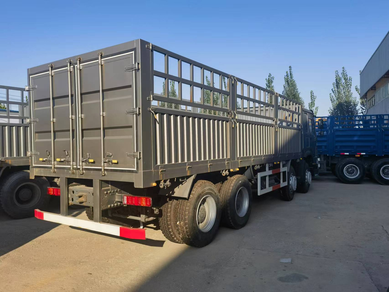 Sinotruk HOWO 371 8*4 Fence truck - Бортова вантажівка/ Платформа: фото 4 Sinotruk HOWO 371 8*4 Fence truck - Бортова вантажівка/ Платформа: фото 4
