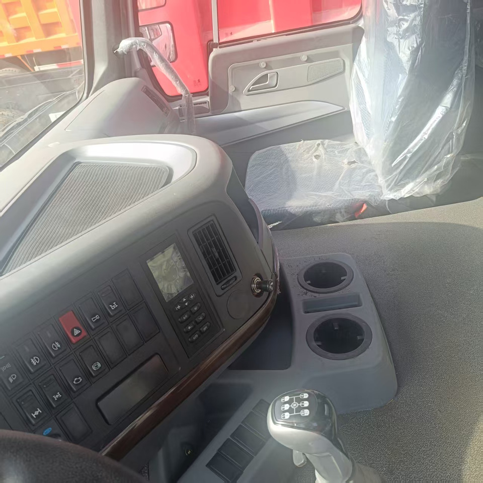 Sinotruk HOWO 371 8*4 Tank truck - Вантажівка цистерна: фото 3 Sinotruk HOWO 371 8*4 Tank truck - Вантажівка цистерна: фото 3