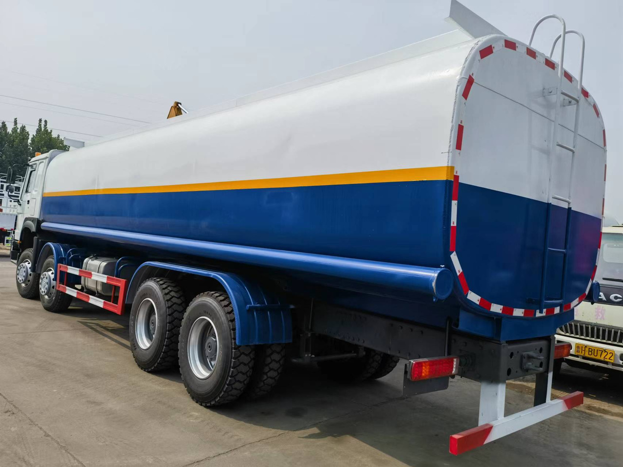 Вантажівка цистерна Sinotruk HOWO 375 8*4 Tank truck: фото 8 Вантажівка цистерна Sinotruk HOWO 375 8*4 Tank truck: фото 8
