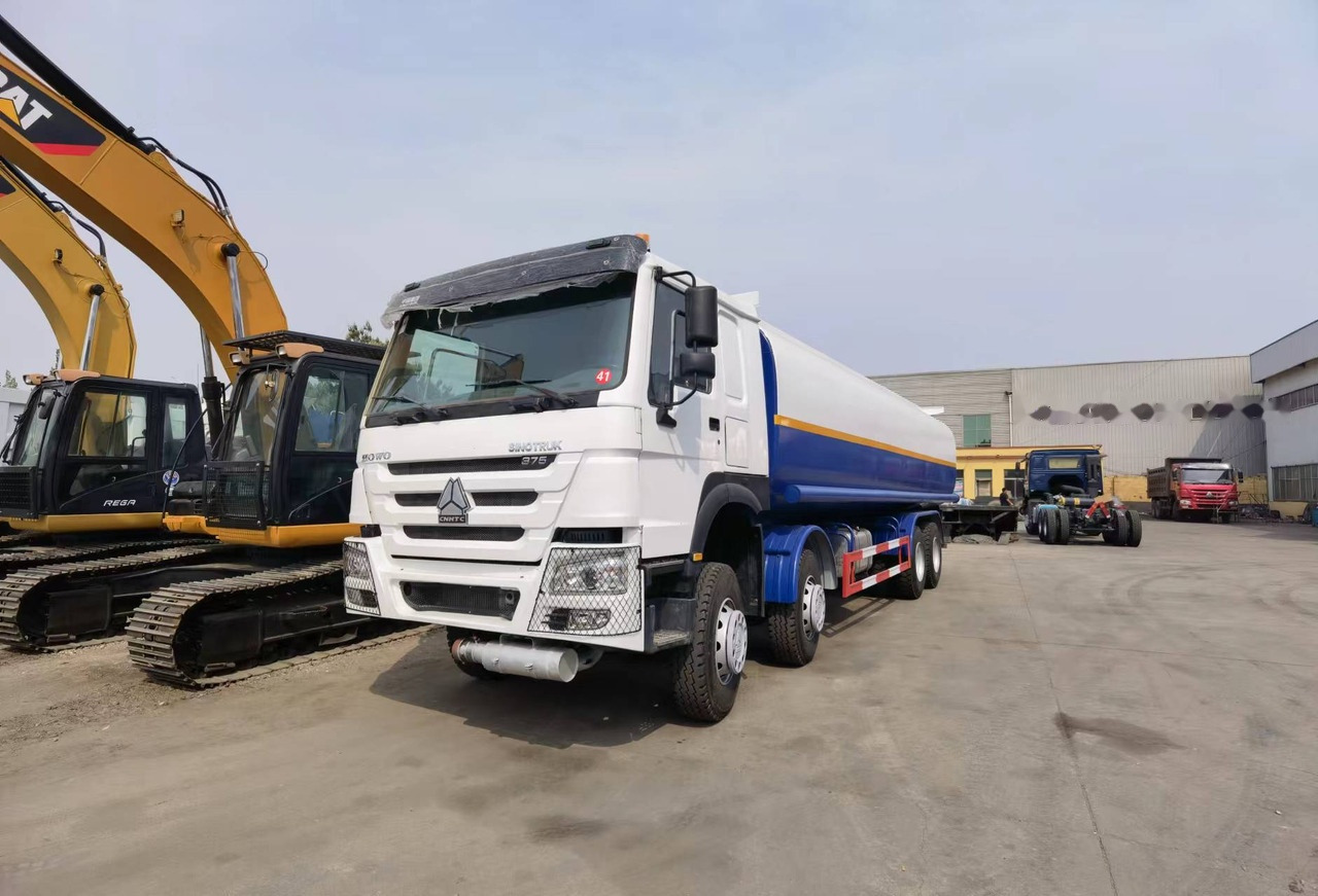 Вантажівка цистерна Sinotruk HOWO 375 8*4 Tank truck: фото 9 Вантажівка цистерна Sinotruk HOWO 375 8*4 Tank truck: фото 9
