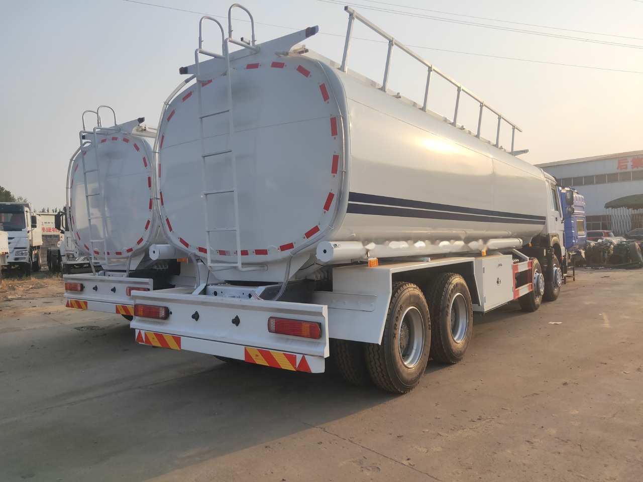 Sinotruk HOWO 8*4 Tank truck - Вантажівка цистерна: фото 2 Sinotruk HOWO 8*4 Tank truck - Вантажівка цистерна: фото 2