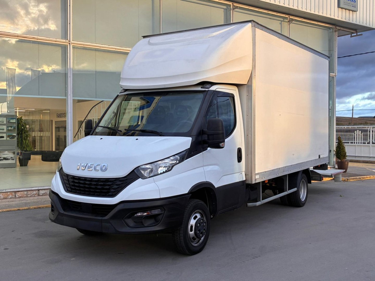 Caja cerrada IVECO 35C14 20m3 con puertas traseras y rampa elevadora - Фургон з закритим кузовом: фото 1 Caja cerrada IVECO 35C14 20m3 con puertas traseras y rampa elevadora - Фургон з закритим кузовом: фото 1