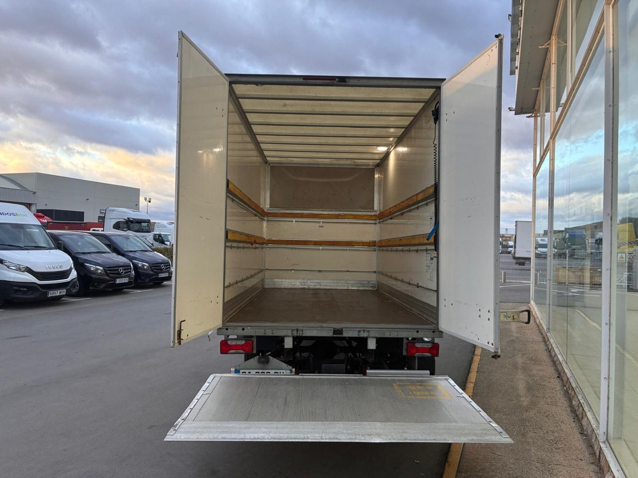 Caja cerrada IVECO 35C14 20m3 con puertas traseras y rampa elevadora - Фургон з закритим кузовом: фото 5 Caja cerrada IVECO 35C14 20m3 con puertas traseras y rampa elevadora - Фургон з закритим кузовом: фото 5