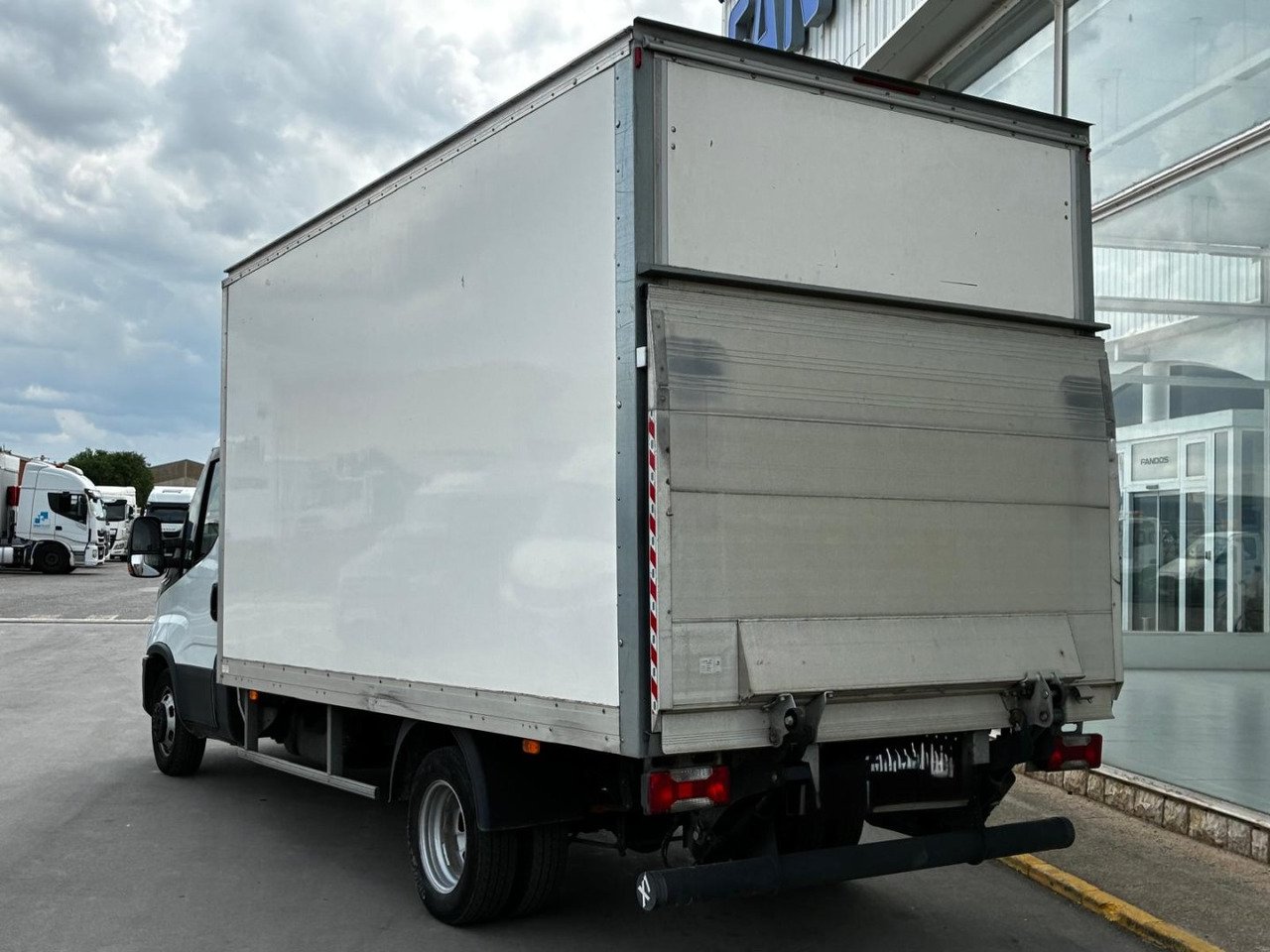 Caja cerrada IVECO 35C16 20m3 - Фургон з закритим кузовом: фото 4 Caja cerrada IVECO 35C16 20m3 - Фургон з закритим кузовом: фото 4