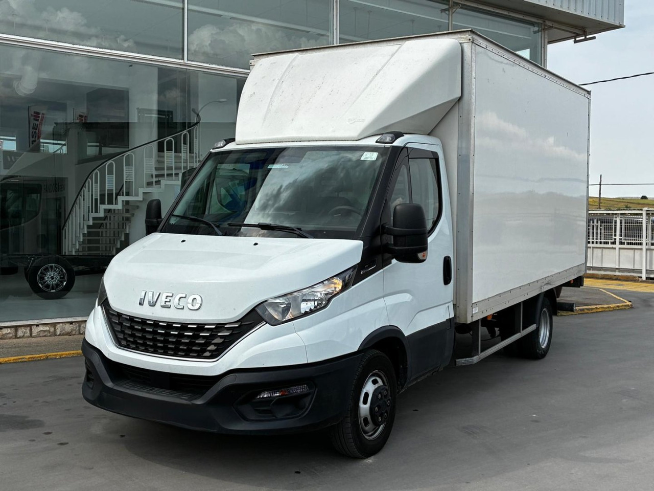 Caja cerrada con plataforma elevadora IVECO 35C16 20m3 Automática - Фургон з закритим кузовом: фото 1 Caja cerrada con plataforma elevadora IVECO 35C16 20m3 Automática - Фургон з закритим кузовом: фото 1