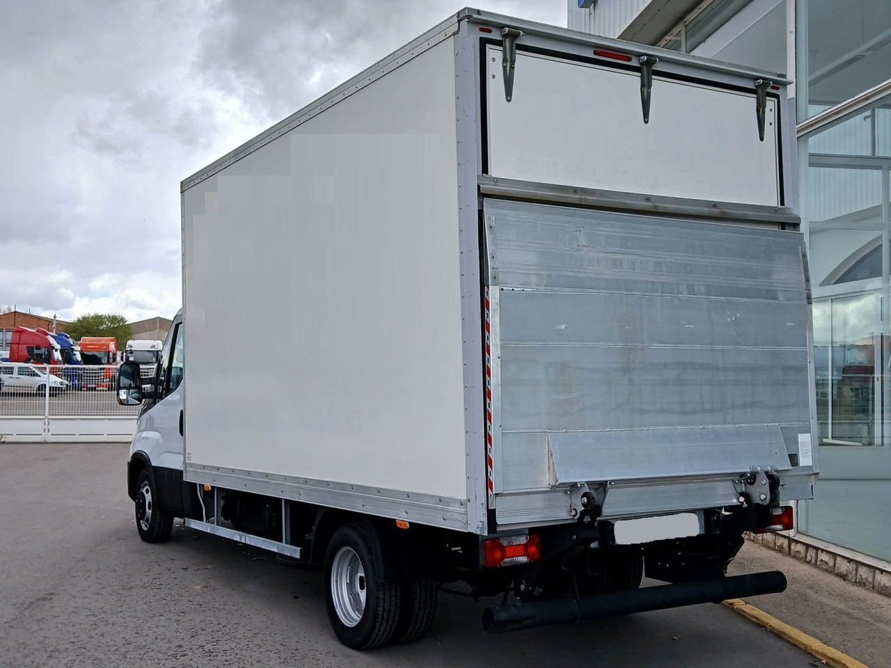 Caja cerrada con plataforma elevadora IVECO 35C16 20m3 Automática - Фургон з закритим кузовом: фото 4 Caja cerrada con plataforma elevadora IVECO 35C16 20m3 Automática - Фургон з закритим кузовом: фото 4