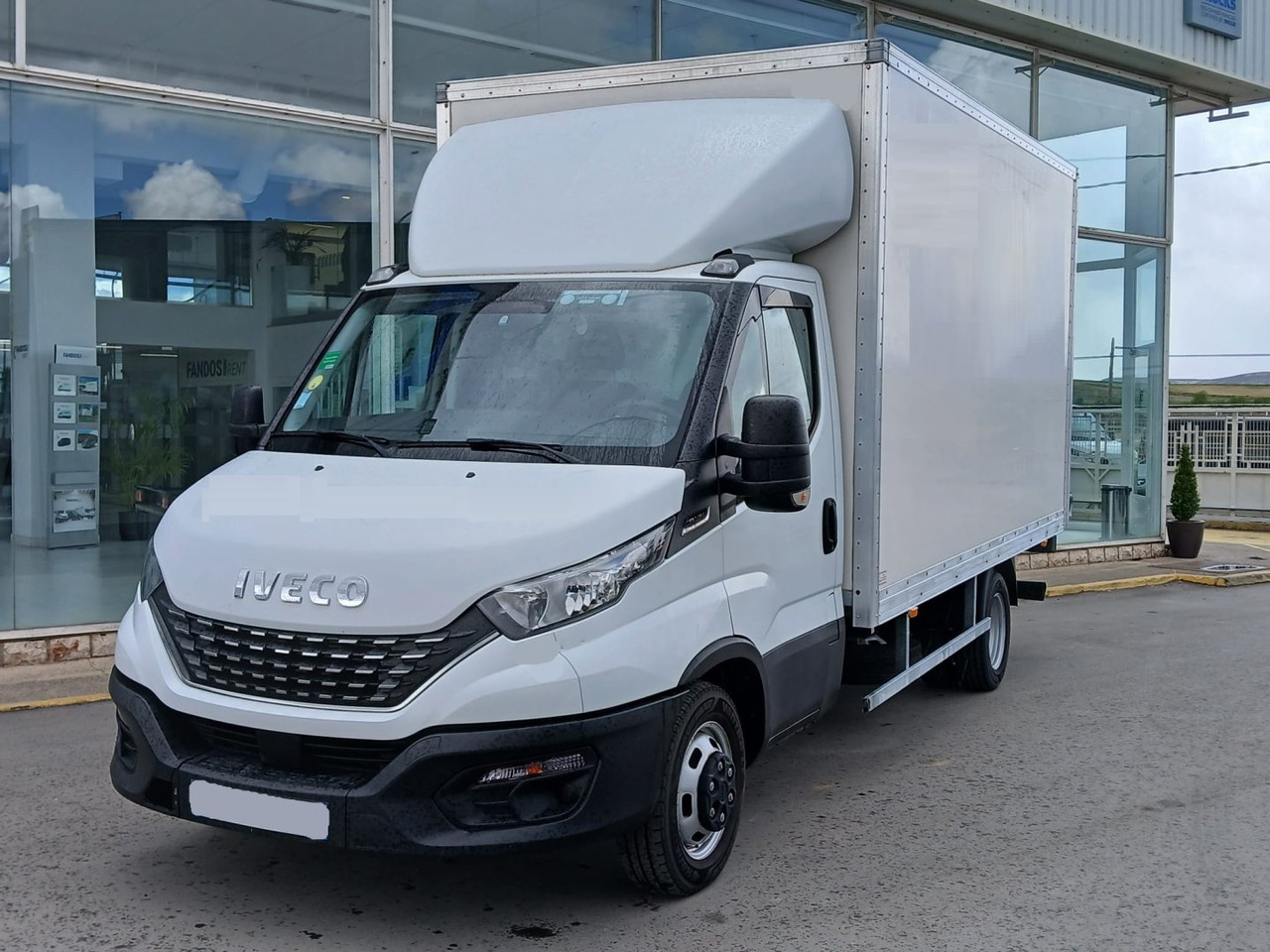Caja cerrada con plataforma elevadora IVECO 35C16 20m3 Automática - Фургон з закритим кузовом: фото 1 Caja cerrada con plataforma elevadora IVECO 35C16 20m3 Automática - Фургон з закритим кузовом: фото 1