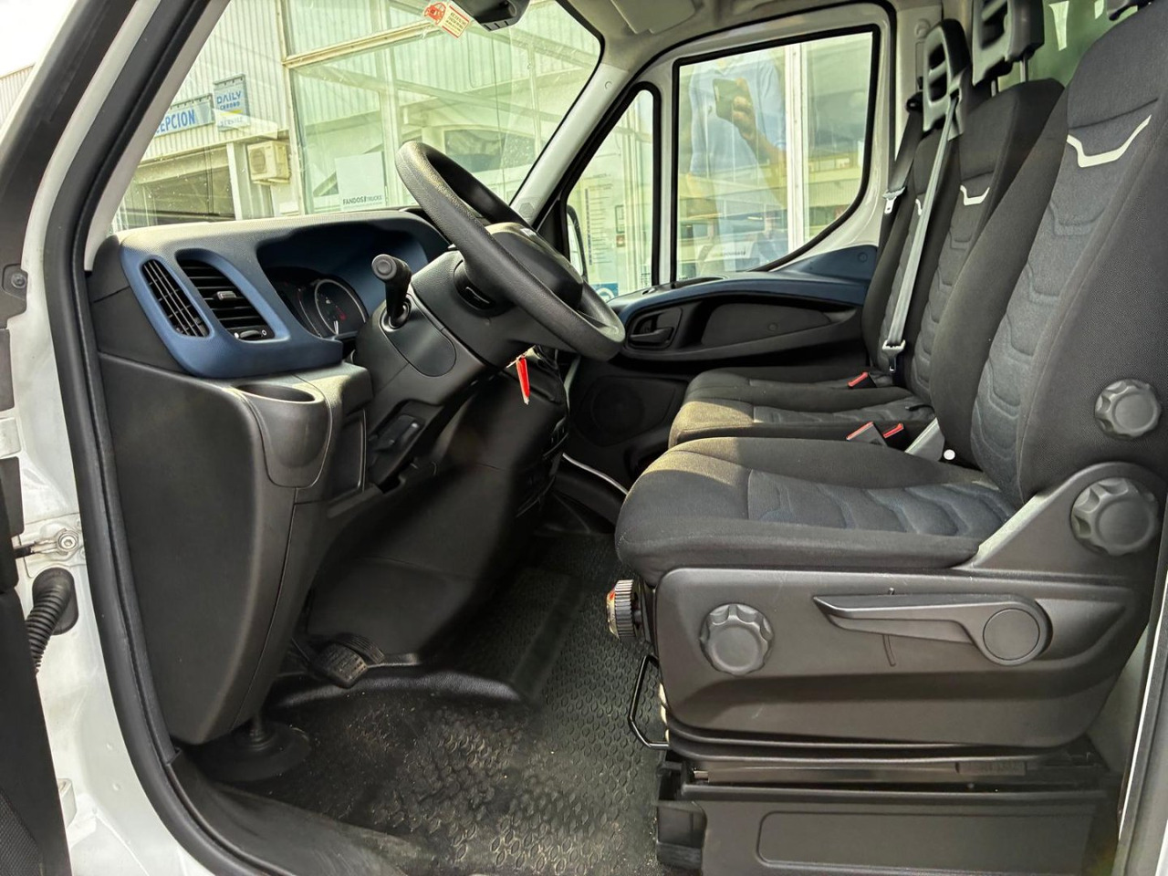 Caja cerrada con plataforma elevadora IVECO 35C16 20m3 Automática - Фургон з закритим кузовом: фото 5 Caja cerrada con plataforma elevadora IVECO 35C16 20m3 Automática - Фургон з закритим кузовом: фото 5