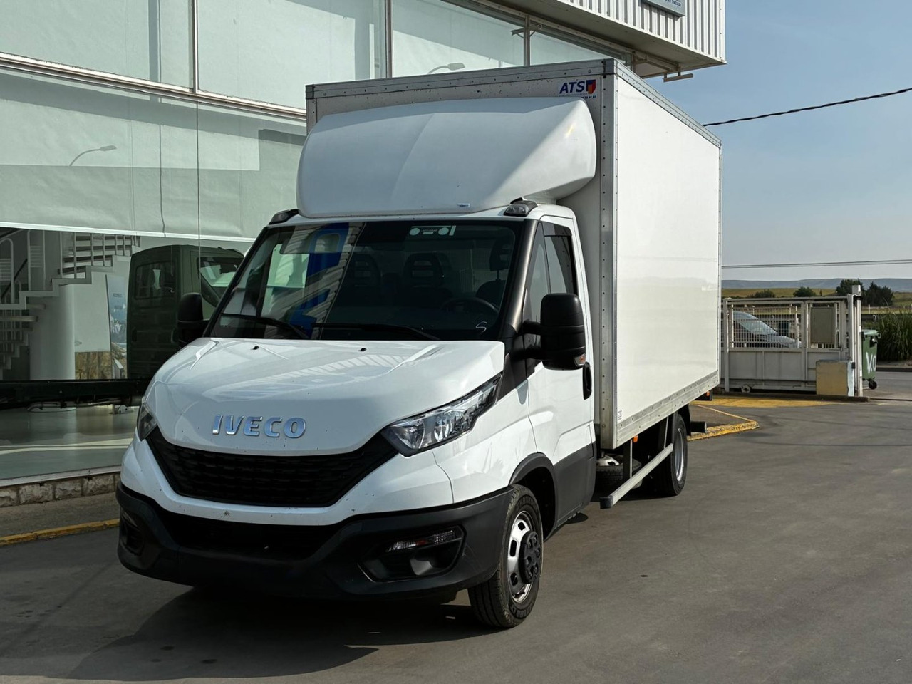 Caja cerrada con plataforma elevadora IVECO 35C16 20m3 - Фургон з закритим кузовом: фото 1 Caja cerrada con plataforma elevadora IVECO 35C16 20m3 - Фургон з закритим кузовом: фото 1
