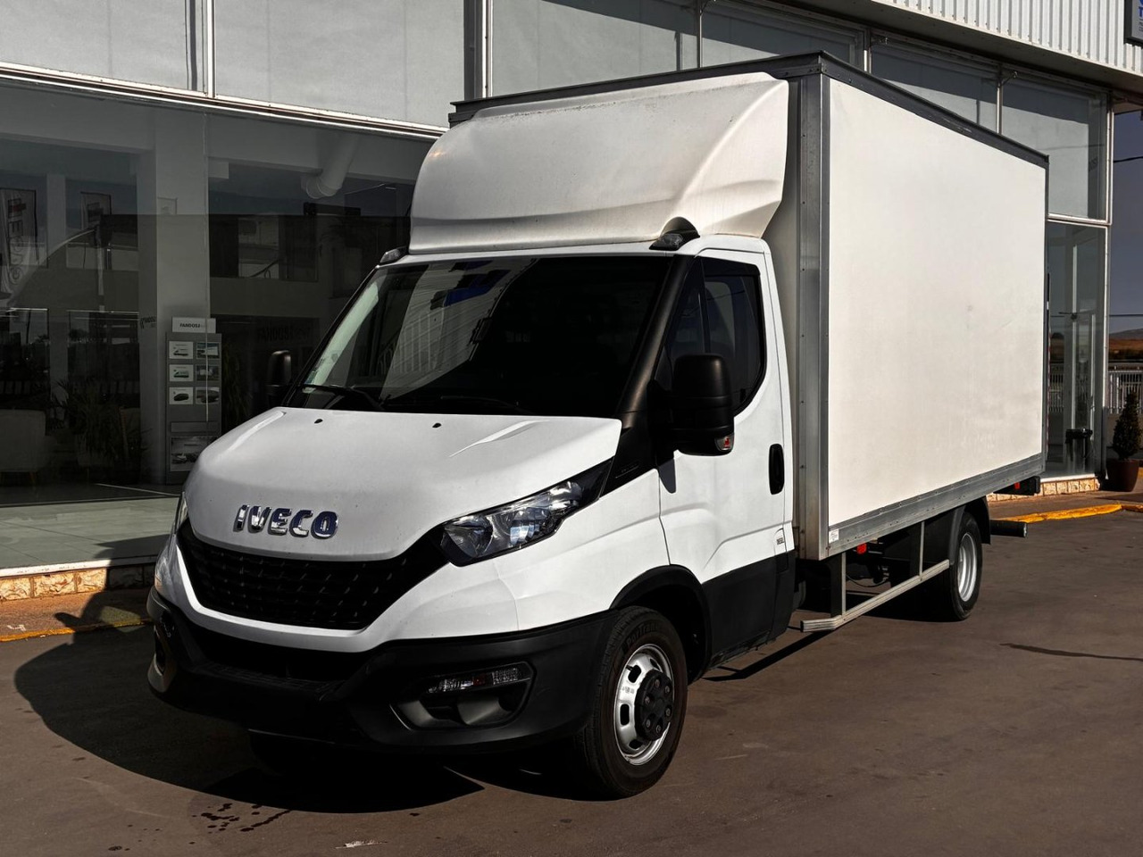 Caja cerrada con plataforma elevadora IVECO 35C16 20m3 - Фургон з закритим кузовом: фото 1 Caja cerrada con plataforma elevadora IVECO 35C16 20m3 - Фургон з закритим кузовом: фото 1