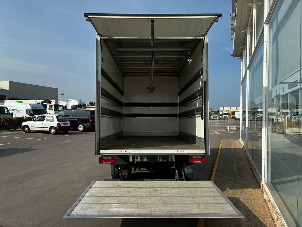 Caja cerrada con plataforma elevadora IVECO 35C16 20m3 - Фургон з закритим кузовом: фото 5 Caja cerrada con plataforma elevadora IVECO 35C16 20m3 - Фургон з закритим кузовом: фото 5