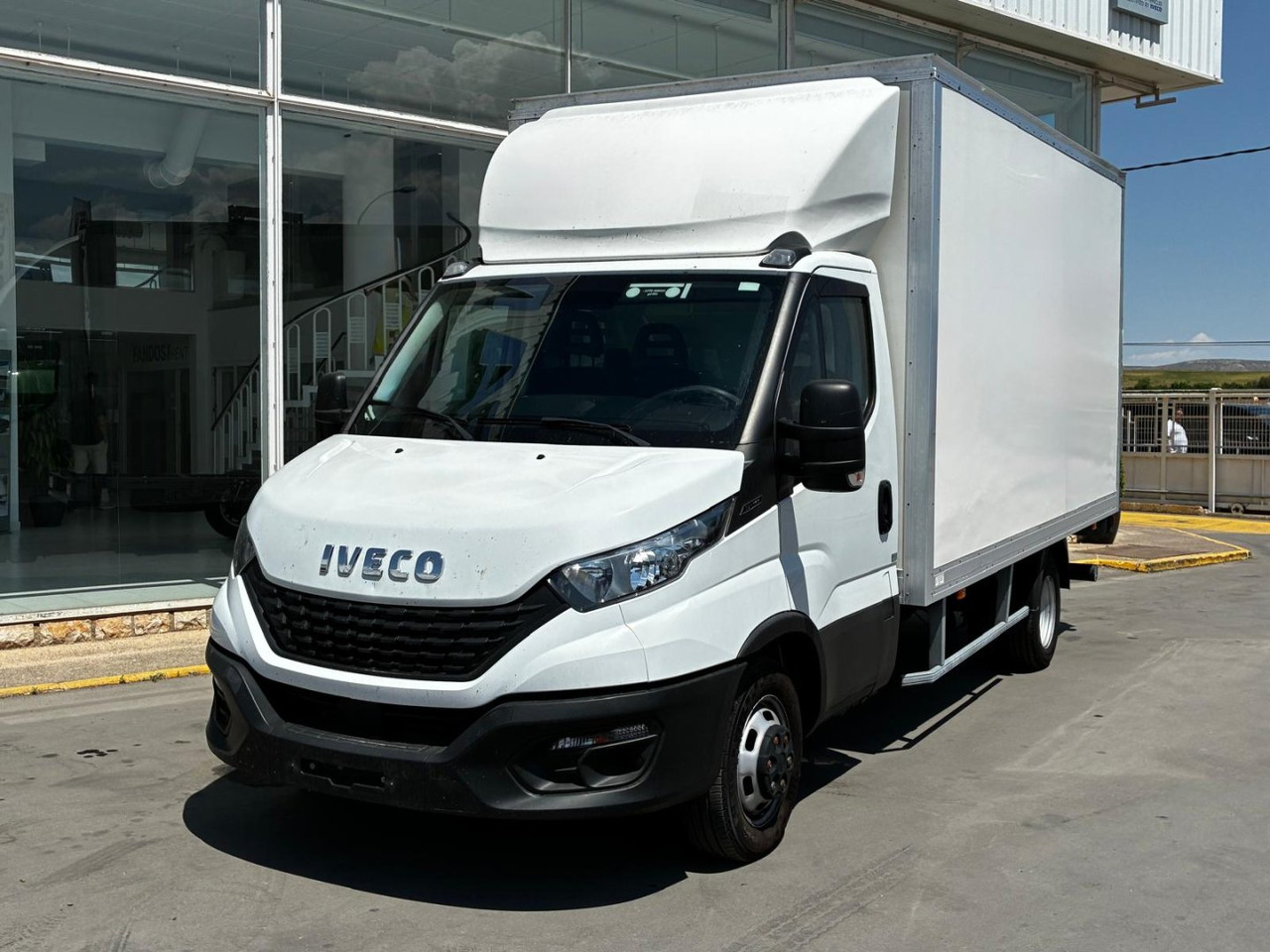 Caja cerrada con plataforma elevadora IVECO 35C16 20m3 - Фургон з закритим кузовом: фото 1 Caja cerrada con plataforma elevadora IVECO 35C16 20m3 - Фургон з закритим кузовом: фото 1