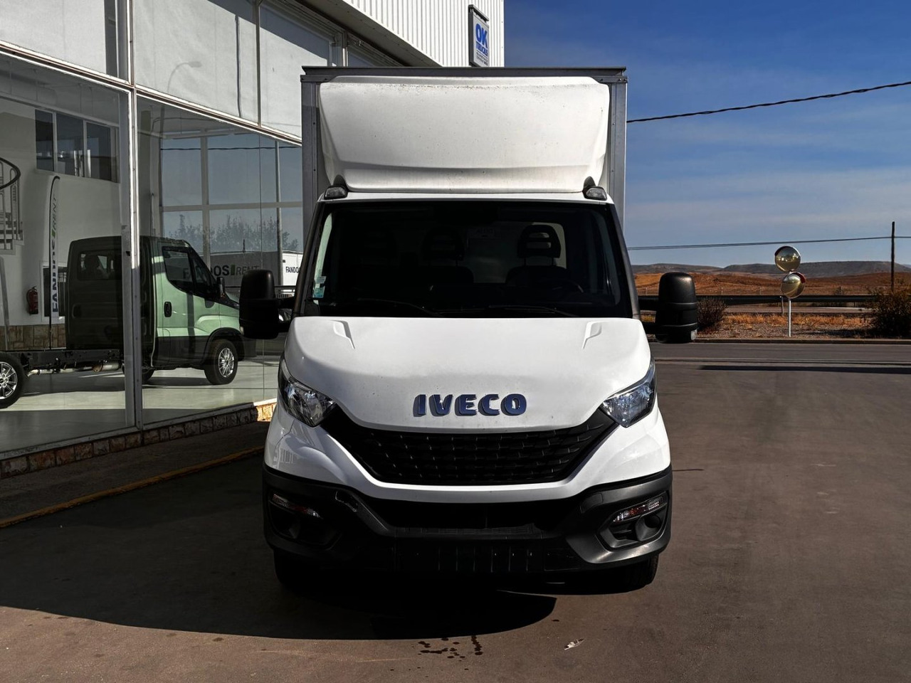 Caja cerrada con plataforma elevadora IVECO 35C16 20m3 - Фургон з закритим кузовом: фото 2 Caja cerrada con plataforma elevadora IVECO 35C16 20m3 - Фургон з закритим кузовом: фото 2