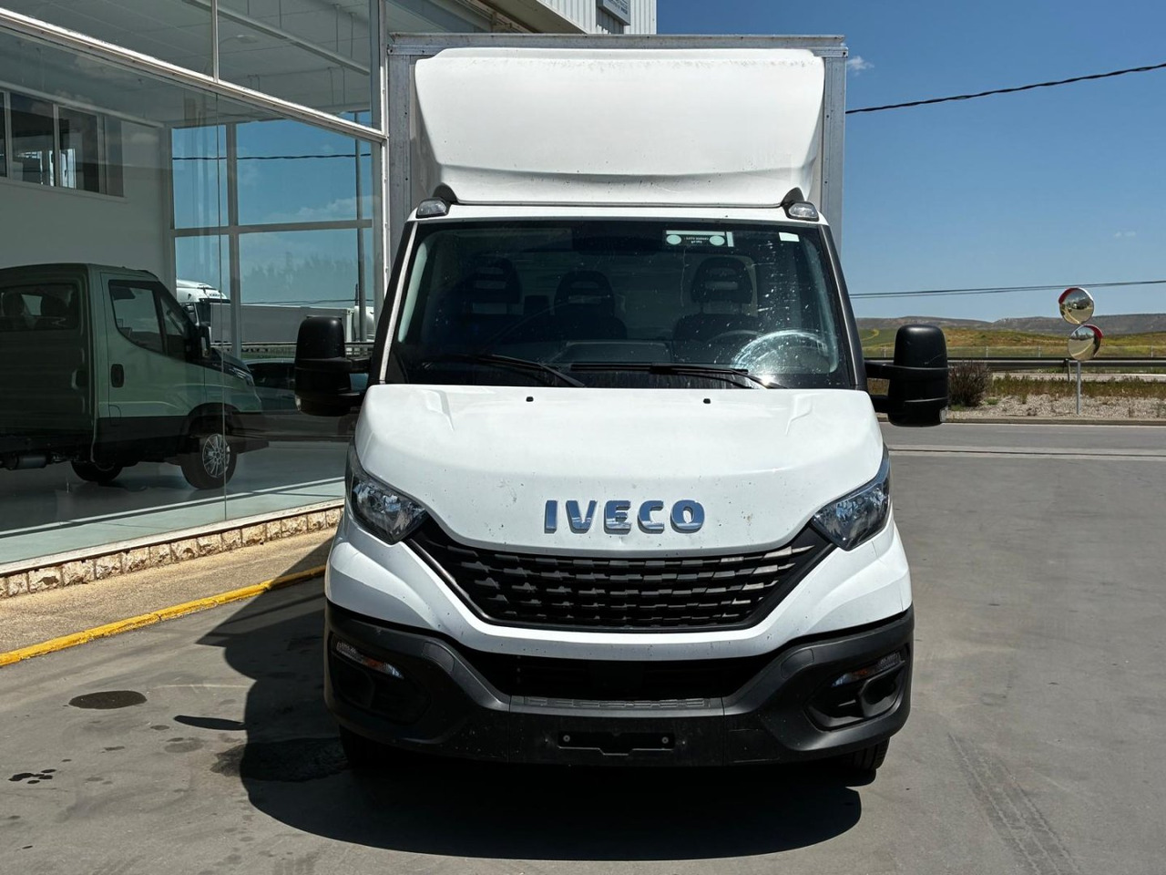 Caja cerrada con plataforma elevadora IVECO 35C16 20m3 - Фургон з закритим кузовом: фото 2 Caja cerrada con plataforma elevadora IVECO 35C16 20m3 - Фургон з закритим кузовом: фото 2