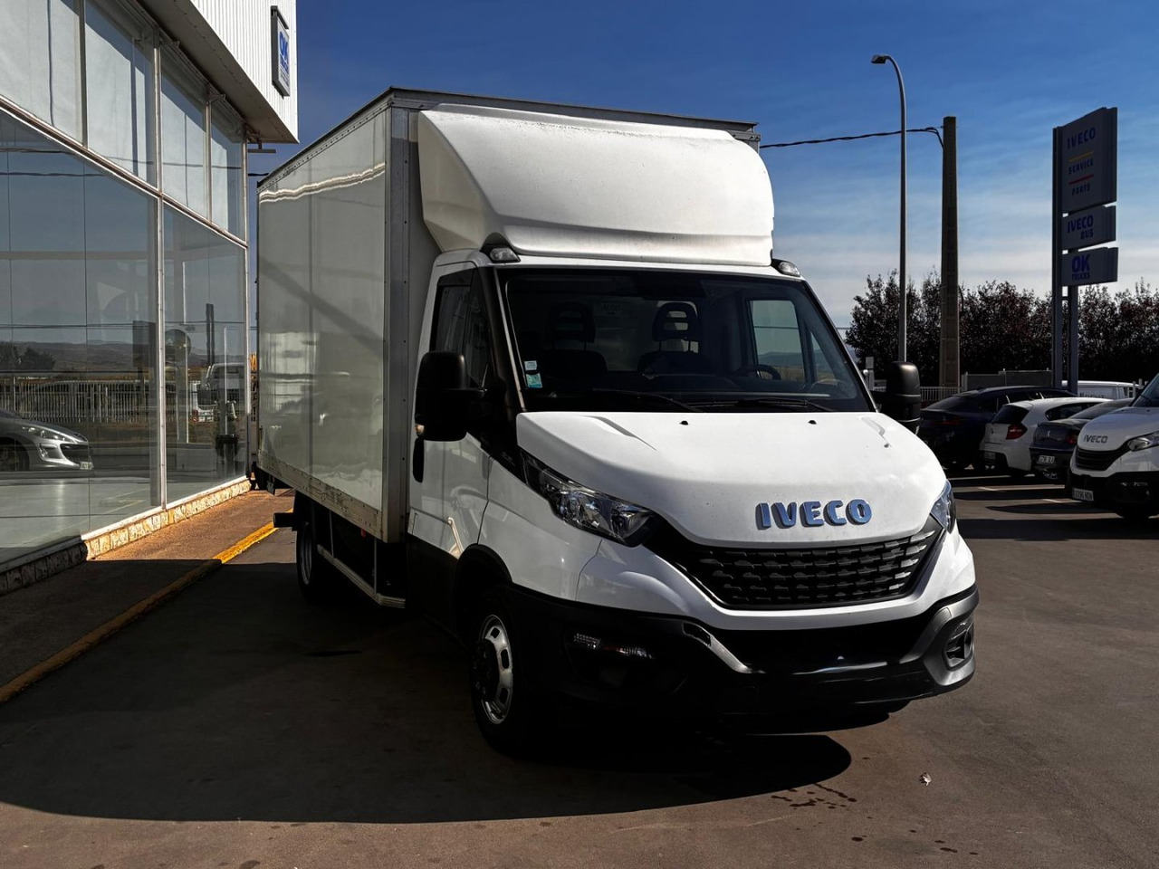 Caja cerrada con plataforma elevadora IVECO 35C16 20m3 - Фургон з закритим кузовом: фото 3 Caja cerrada con plataforma elevadora IVECO 35C16 20m3 - Фургон з закритим кузовом: фото 3