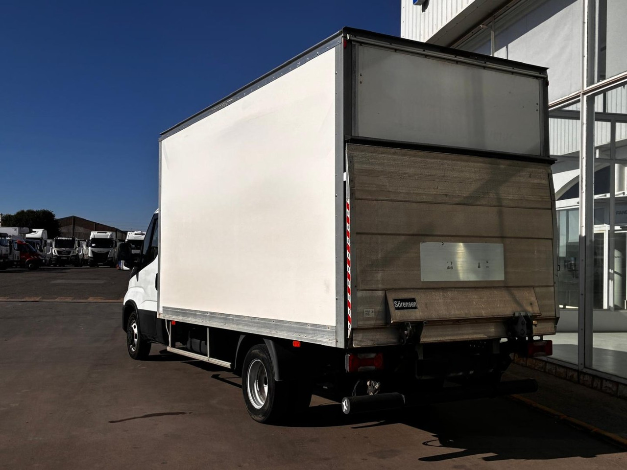 Caja cerrada con plataforma elevadora IVECO 35C16 20m3 - Фургон з закритим кузовом: фото 4 Caja cerrada con plataforma elevadora IVECO 35C16 20m3 - Фургон з закритим кузовом: фото 4