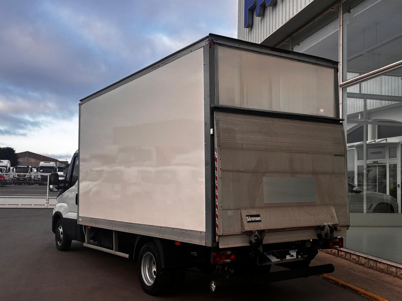 Caja cerrada con plataforma elevadora IVECO 35C16 3.0 20m3 - Фургон з закритим кузовом: фото 4 Caja cerrada con plataforma elevadora IVECO 35C16 3.0 20m3 - Фургон з закритим кузовом: фото 4
