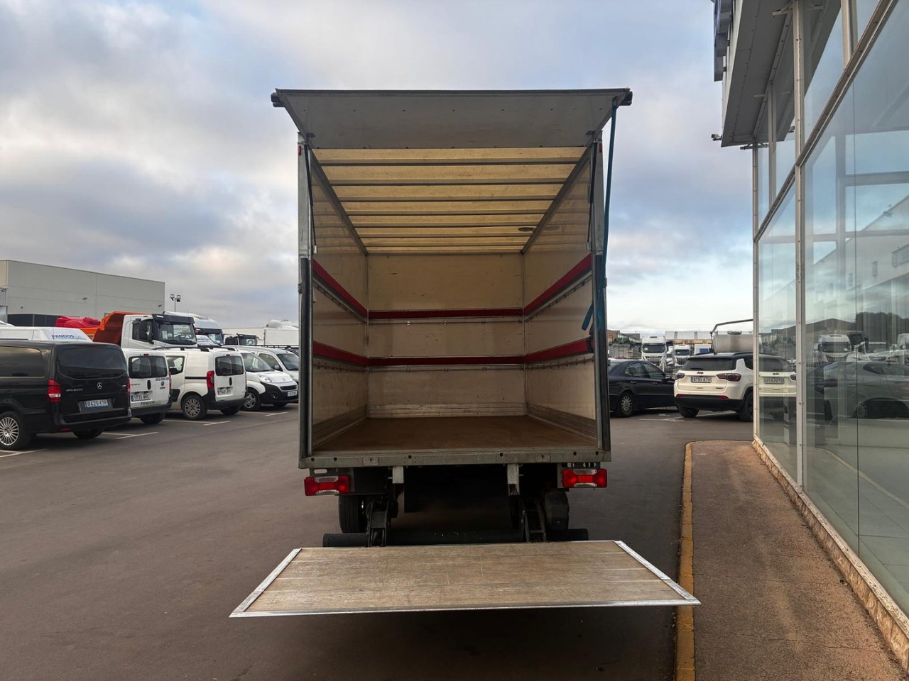 Caja cerrada con plataforma elevadora IVECO 35C16 3.0 20m3 - Фургон з закритим кузовом: фото 5 Caja cerrada con plataforma elevadora IVECO 35C16 3.0 20m3 - Фургон з закритим кузовом: фото 5